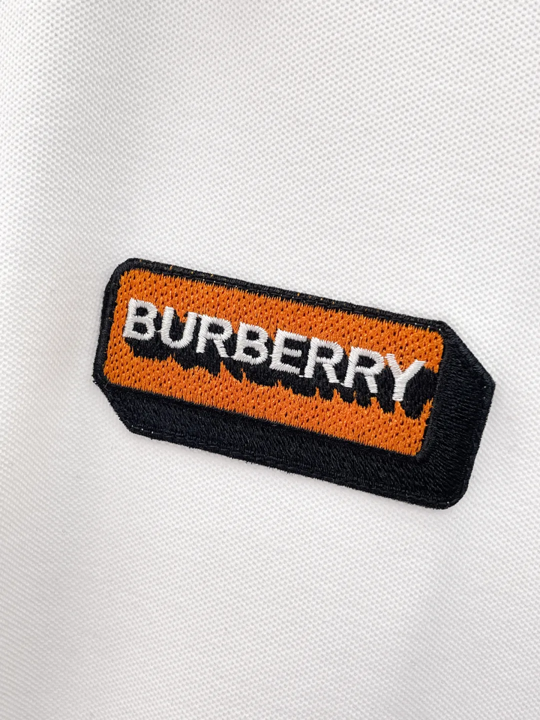 BURBERRY New Arrival Polo shirt, complete with three labels, original fabric, original customized accessories, official Same Style, using 210 grams of pure cotton pique fabric, customized same-tank dyed fabric, very comfortable and smooth to the touch, very wide and stylish, produced by a first-line brand on behalf of Factory, imported Behringer embroidery machine, embroidery is full and textured, imported Kangli direct-injection machine, printing is clear and textured, the collar rib is woven with imported yarn It will not lose shape after being worn for a long time. It is the most New Arrival style in spring and summer. It is fashionable and individual. It is super Versatile and looks good. It is very suitable for both men and women. It is a must-have for everyone. Size: S-XXL